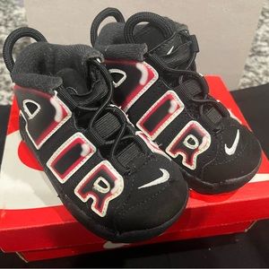 Black and white Nike air sneakers for kids